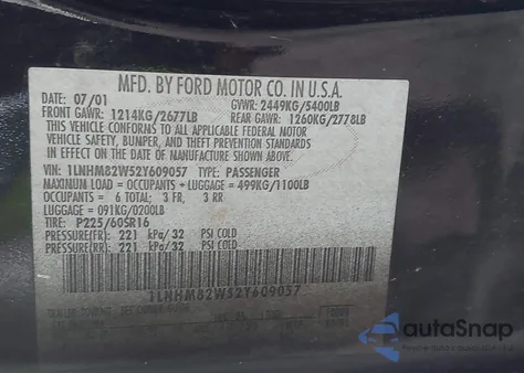 2002 Lincoln Town Car Signature z USA, uszkodzony, nr VIN 1LNHM82W52Y609057